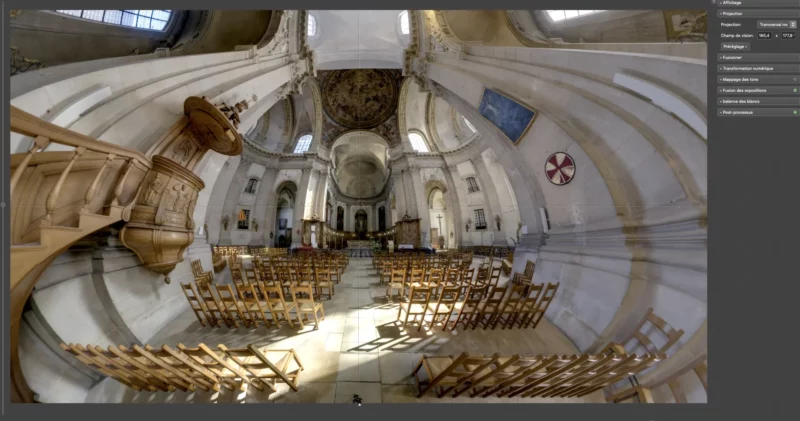 Vue panoramique de l'intérieur d'une église historique.